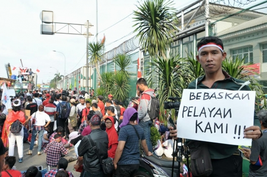 Tuntut Ahok bebas, pendukung tumpah blokir jalan LP Cipinang