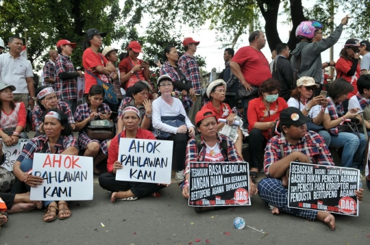 Tuntut Ahok bebas, pendukung tumpah blokir jalan LP Cipinang