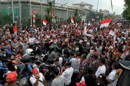 Tuntut Ahok bebas, pendukung tumpah blokir jalan LP Cipinang