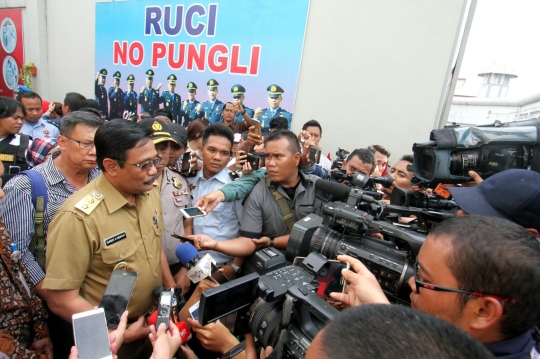 Masih berpakaian dinas, Djarot jenguk Ahok di Rutan Cipinang