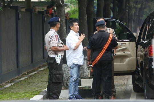 Ekspresi Roy Marten dan Sys NS gagal jenguk Ahok di Mako Brimob