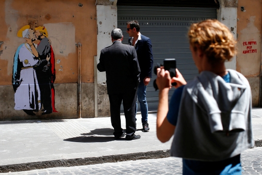 Mural Donald Trump dan Paus Fransiskus berciuman gegerkan Roma