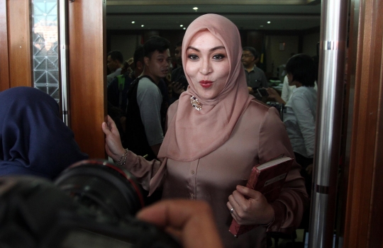 Angelina Sondakh bersaksi di sidang Choel Mallarangeng