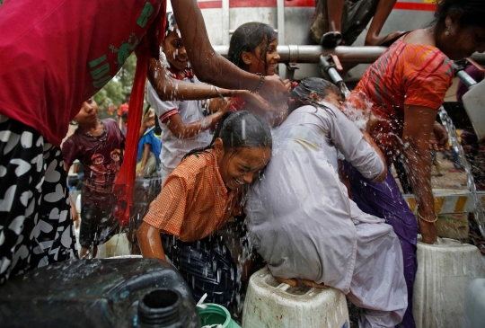 Beragam cara warga India mendinginkan tubuh di tengah musim panas