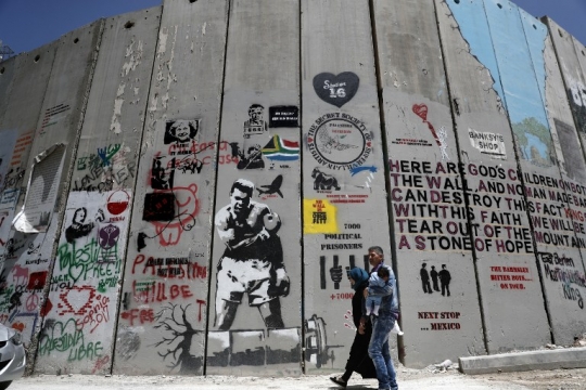 Kreasi mural seniman Palestina di tembok perbatasan