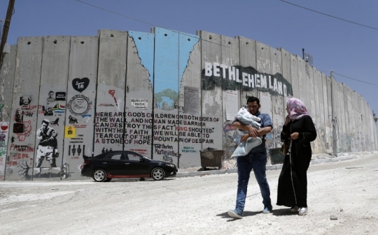 Kreasi mural seniman Palestina di tembok perbatasan