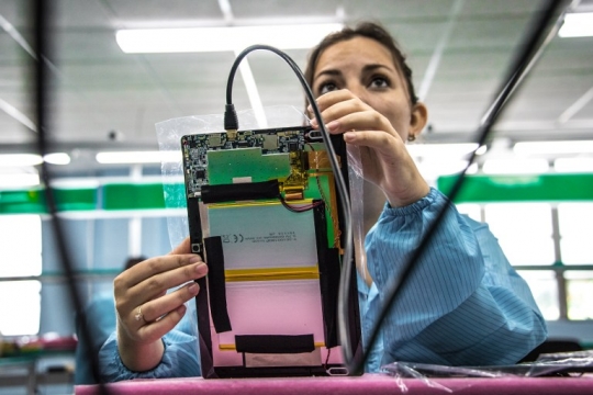 Keahlian tangan-tangan wanita IT Kuba merakit tablet PC