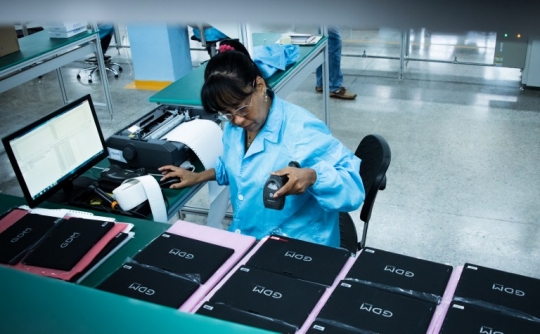 Keahlian tangan-tangan wanita IT Kuba merakit tablet PC