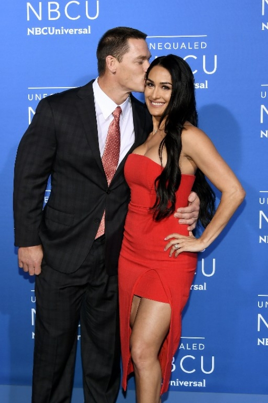 Kemesraan pasangan pegulat John Cena dan Nikki Bella di NBCUniversal
