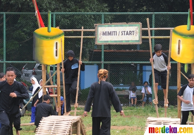 Foto : Keseruan siswa SMP berlomba permainan tradisional| merdeka.com - Permainan Tradisional Sunda Sorodot Gaplok