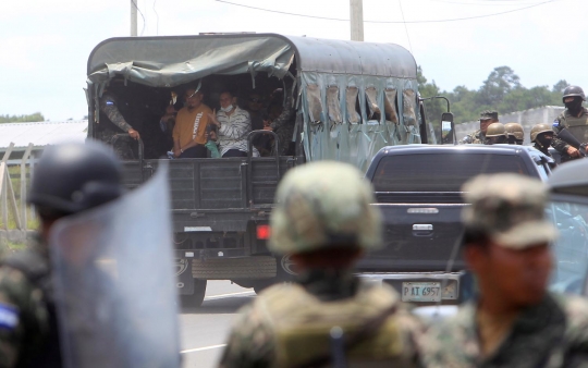 Ketatnya pengamanan transfer napi gangster di Honduras
