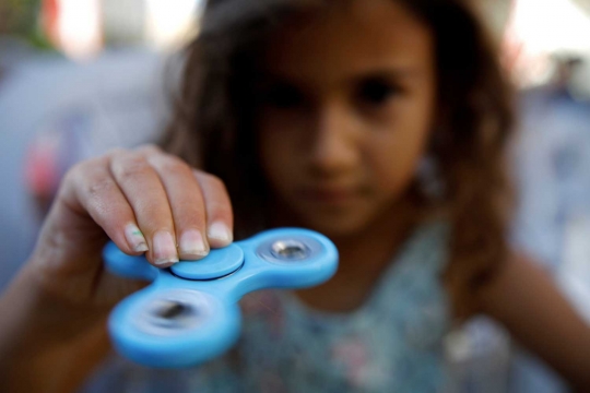Atraksi bocah bermain fidget spinner yang sedang ngetren di dunia