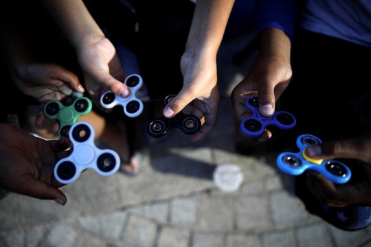 Atraksi bocah bermain fidget spinner yang sedang ngetren di dunia