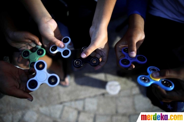 Foto : Atraksi bocah bermain fidget spinner yang sedang