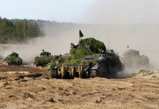 Manuver tank-tank Jerman berkamuflase di latihan militer NATO