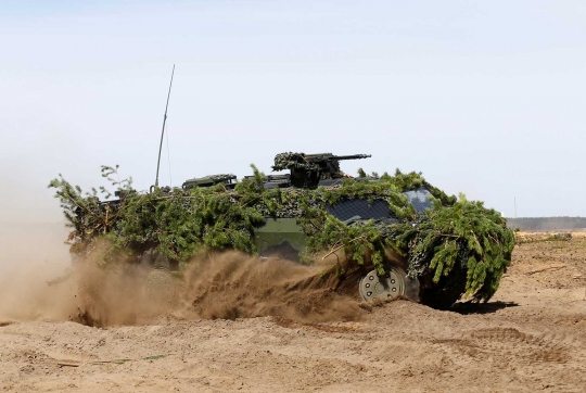 Manuver tank-tank Jerman berkamuflase di latihan militer NATO