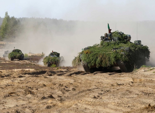 Manuver tank-tank Jerman berkamuflase di latihan militer NATO