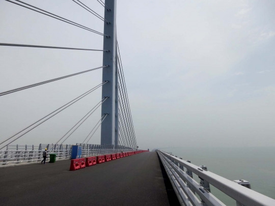 Melihat lebih dekat jembatan lintas laut terpanjang di dunia