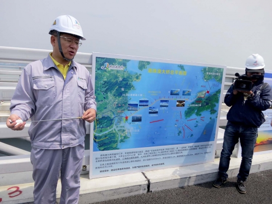 Melihat lebih dekat jembatan lintas laut terpanjang di dunia