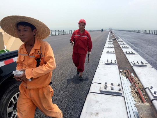 Melihat lebih dekat jembatan lintas laut terpanjang di dunia