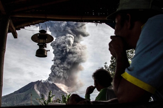 Kembali erupsi, begini menampakkan memukau abu panas Sinabung