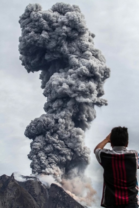 Kembali erupsi, begini menampakkan memukau abu panas Sinabung