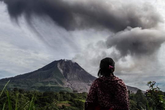 Kembali erupsi, begini menampakkan memukau abu panas Sinabung