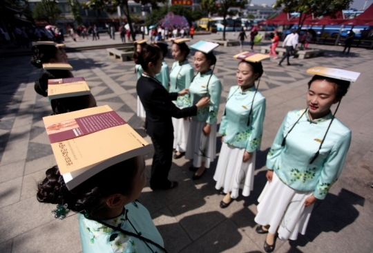 Ekspresi wanita cantik China saat ikut pelatihan pemandu wisata