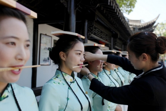 Ekspresi wanita cantik China saat ikut pelatihan pemandu wisata