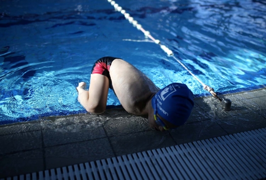 Kisah Ismail, bocah tanpa tangan yang jago berenang