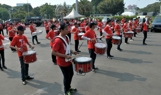 Aksi marching band ramaikan peringatan Harkitnas di depan Istana