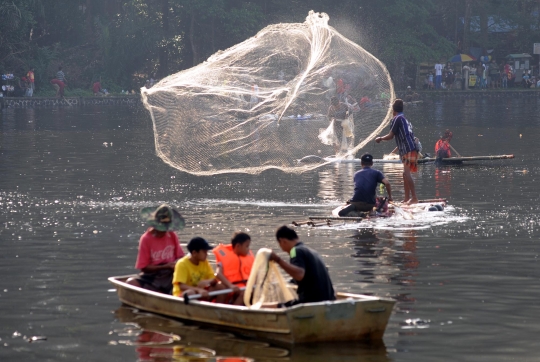 Kemeriahan tradisi Ngubek Setu di Situ Gede