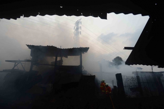 Kebakaran hebat lahap pabrik tahu di Mampang