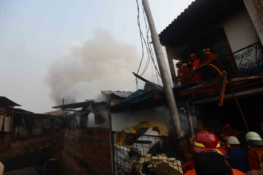 Kebakaran hebat lahap pabrik tahu di Mampang