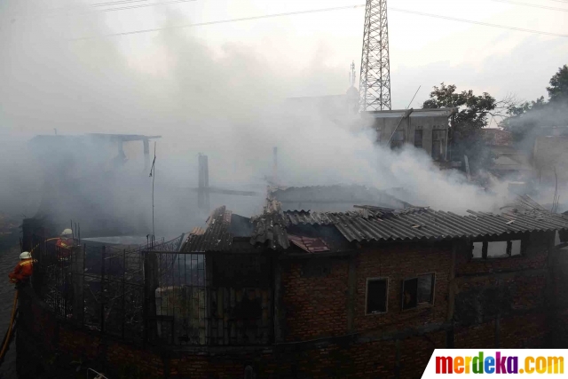 Foto : Kebakaran hebat lahap pabrik tahu di Mampang 