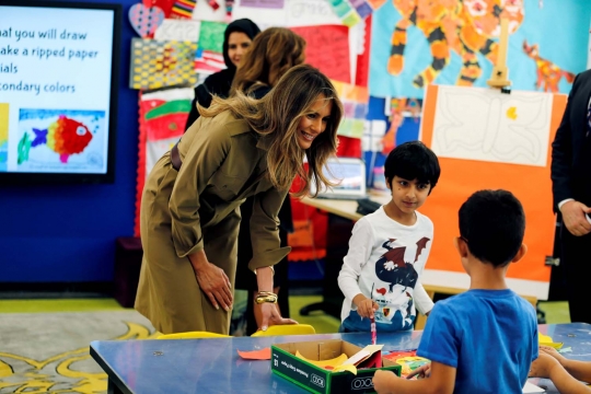 Keakraban Melania Trump belajar bersama anak-anak di Arab Saudi