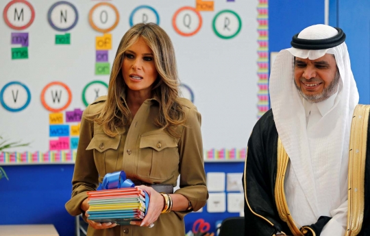 Keakraban Melania Trump belajar bersama anak-anak di Arab Saudi