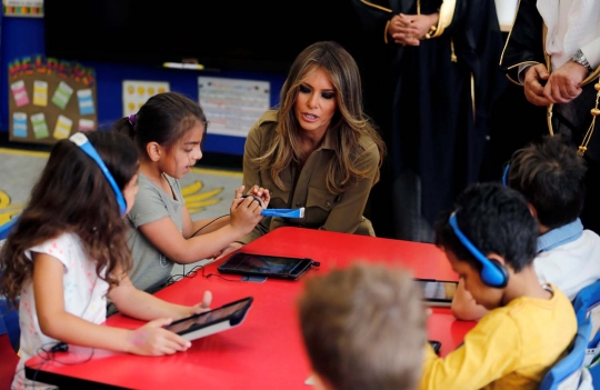 Keakraban Melania Trump belajar bersama anak-anak di Arab Saudi