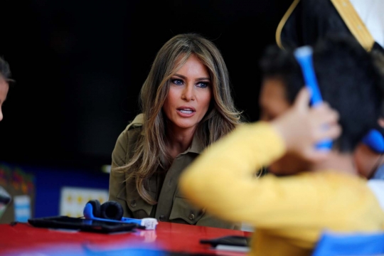 Keakraban Melania Trump belajar bersama anak-anak di Arab Saudi