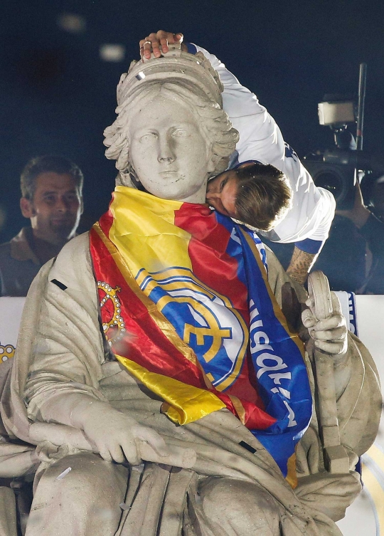 Pawai juara La Liga Spanyol, pemain Real Madrid cium patung Cibeles