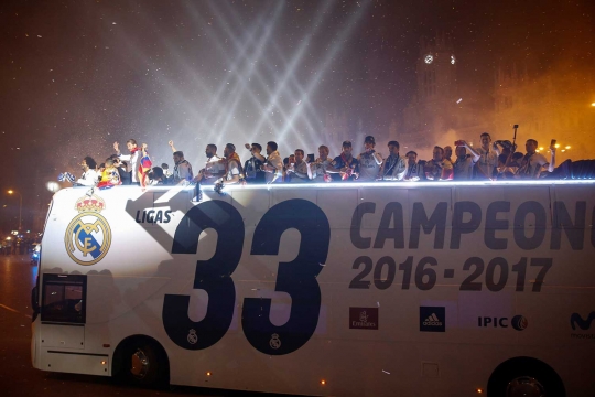 Pawai juara La Liga Spanyol, pemain Real Madrid cium patung Cibeles