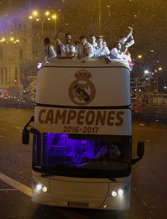 Pawai juara La Liga Spanyol, pemain Real Madrid cium patung Cibeles