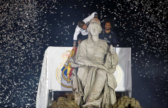 Pawai juara La Liga Spanyol, pemain Real Madrid cium patung Cibeles