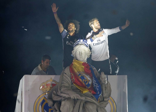 Pawai juara La Liga Spanyol, pemain Real Madrid cium patung Cibeles