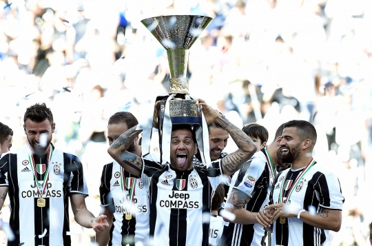 Reaksi para pemain Juventus ketika angkat trofi juara Seri A
