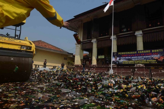 Polres Jakarta Barat musnahkan puluhan ribu miras jelang Ramadan