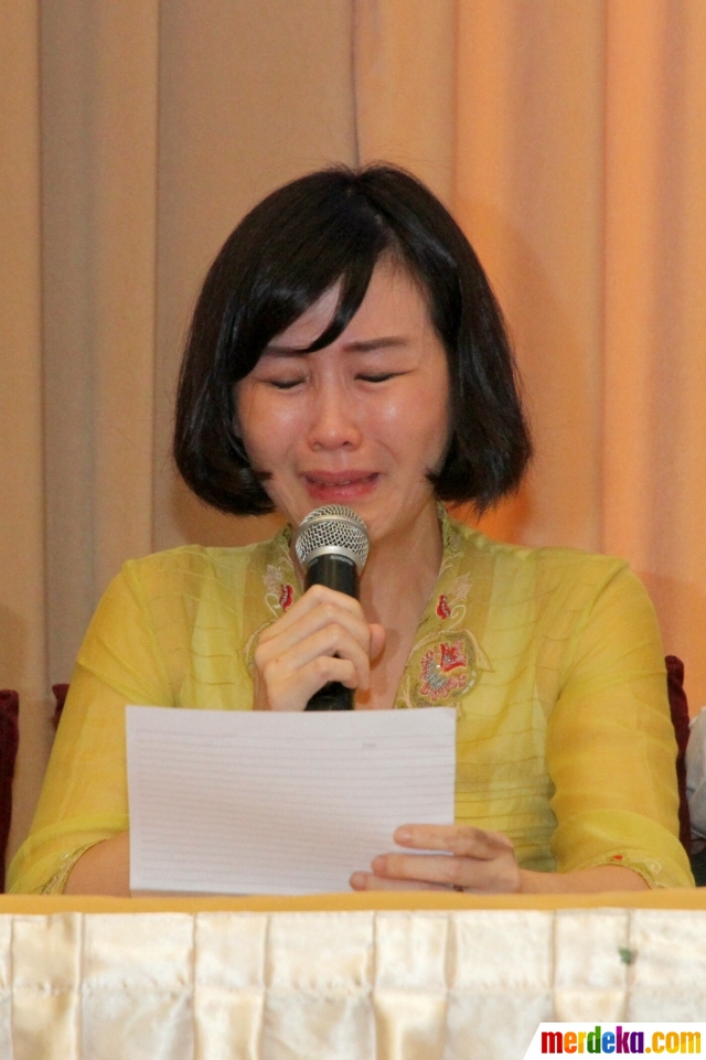 Foto : Veronica nangis tersedu-sedu saat bacakan surat 