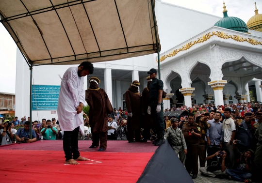 Ekspresi pasangan gay di Aceh dicambuk 82 kali
