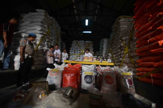 Polda Metro bongkar penimbunan puluhan ton beras di Kemayoran