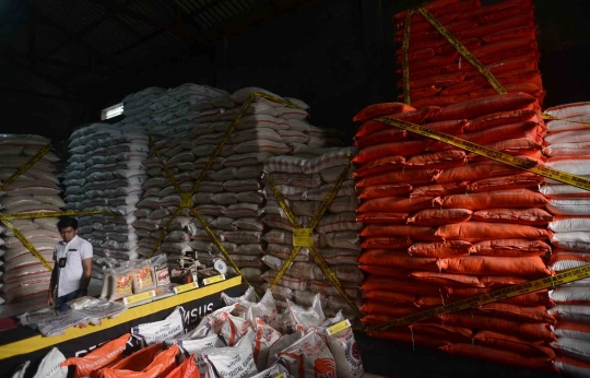 Polda Metro bongkar penimbunan puluhan ton beras di Kemayoran